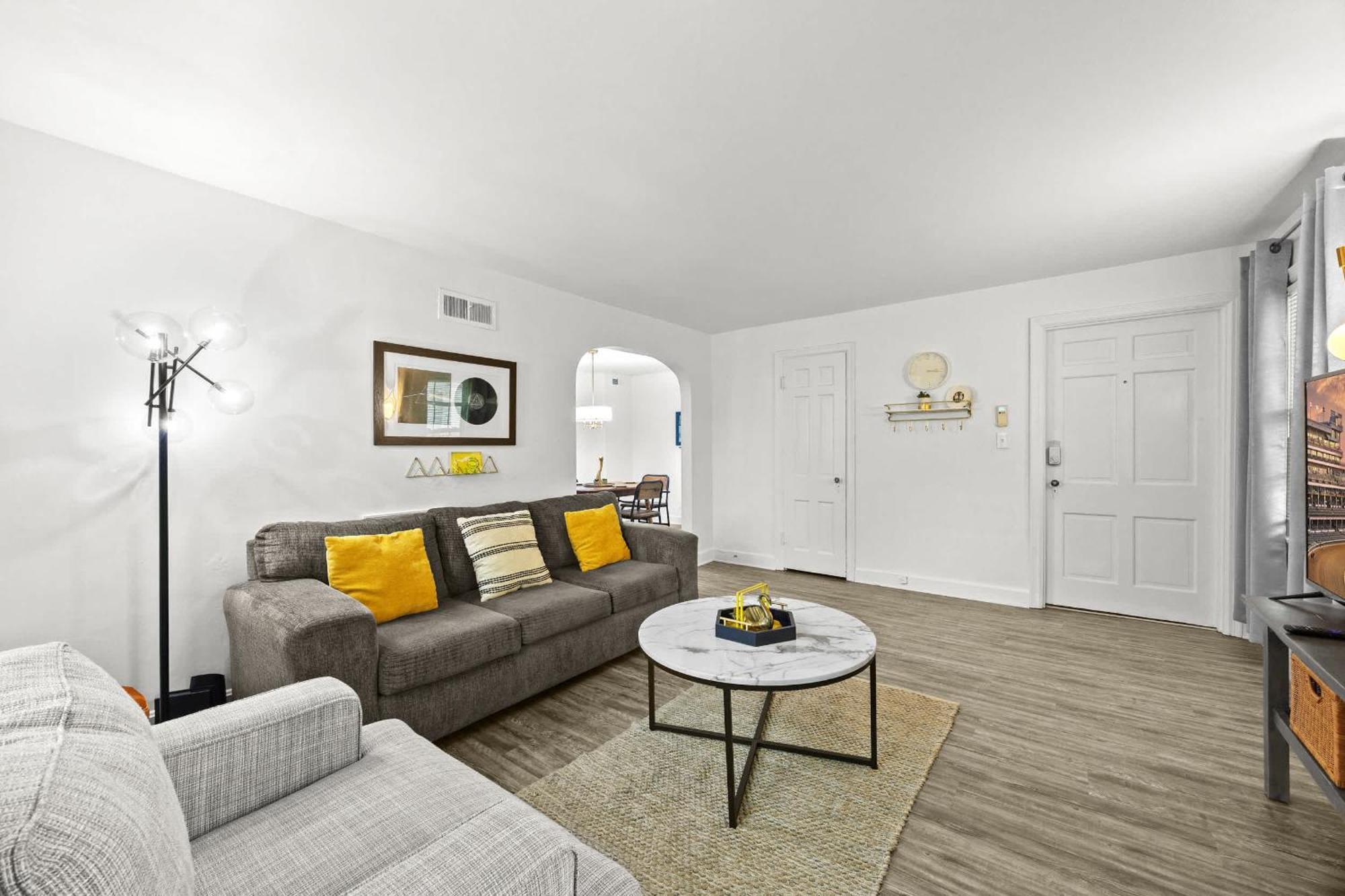 Modern Free Parking Prime Location Apartment