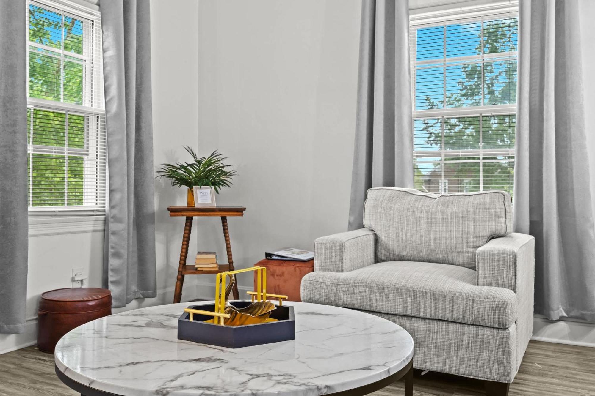 Modern Free Parking Prime Location Apartment *